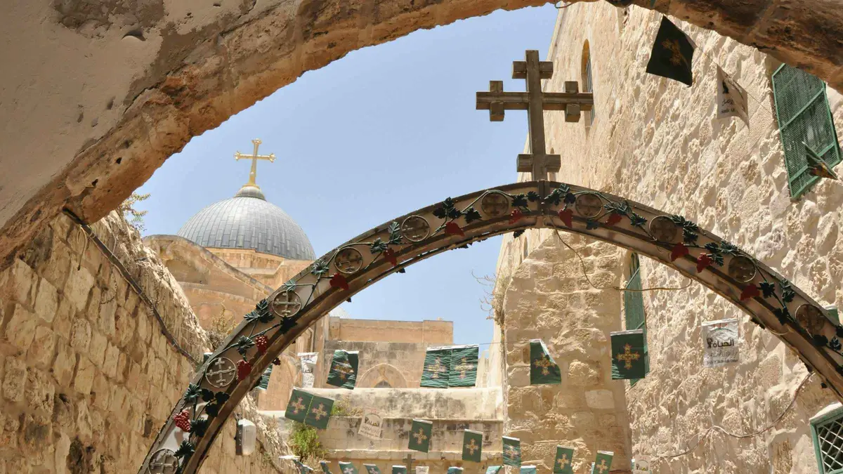 Private guide explaining the Church of the Holy Sepulchre to visitors on a private Jerusalem Old City tour